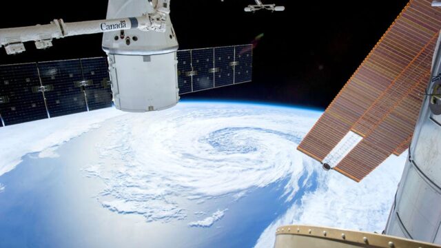 AI hurricane forecasting — AI Transforms Hurricane Forecasting: A Double-Edged Sword? (featured)