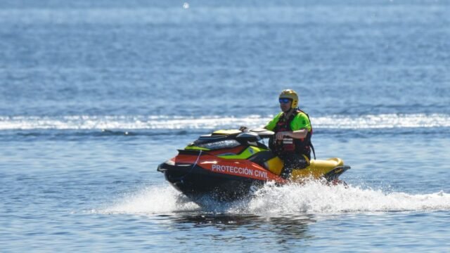 jet ski — Reckless Jet Ski Thrills Endanger Kids in UK Waters (featured)