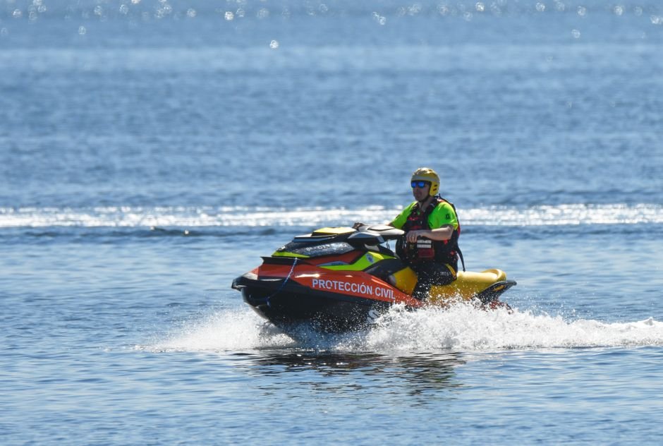 jet ski — Reckless Jet Ski Thrills Endanger Kids in UK Waters (featured)