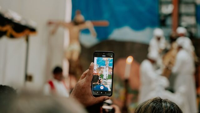 technology — Is Technology Dimming the Light of Faith in Religion? (featured)