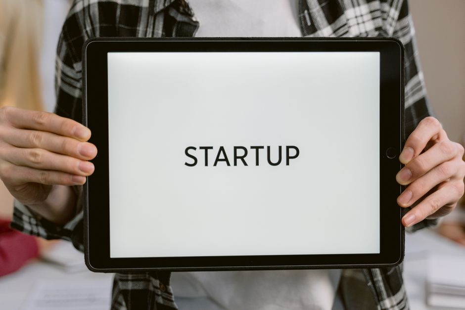 artificial intelligence — Allbirds CEO Joey Zwillinger's $1 Million Bet on a Solo AI Startup (featured)
