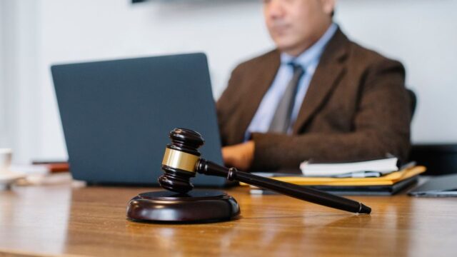 AI in law — AI Won't Replace Lawyers: Why Legal Teams Are Expanding (featured)
