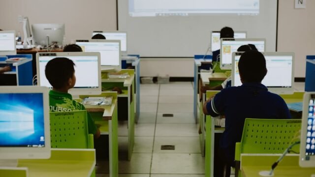 Artificial Intelligence — AI in Hawaiʻi Schools: A Tech Revolution or a Risky Gamble? (featured)