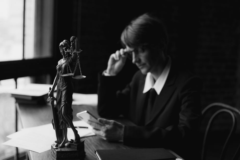 AI in law — AI Won't Replace Lawyers: Why Legal Teams Are Expanding (inline 1)