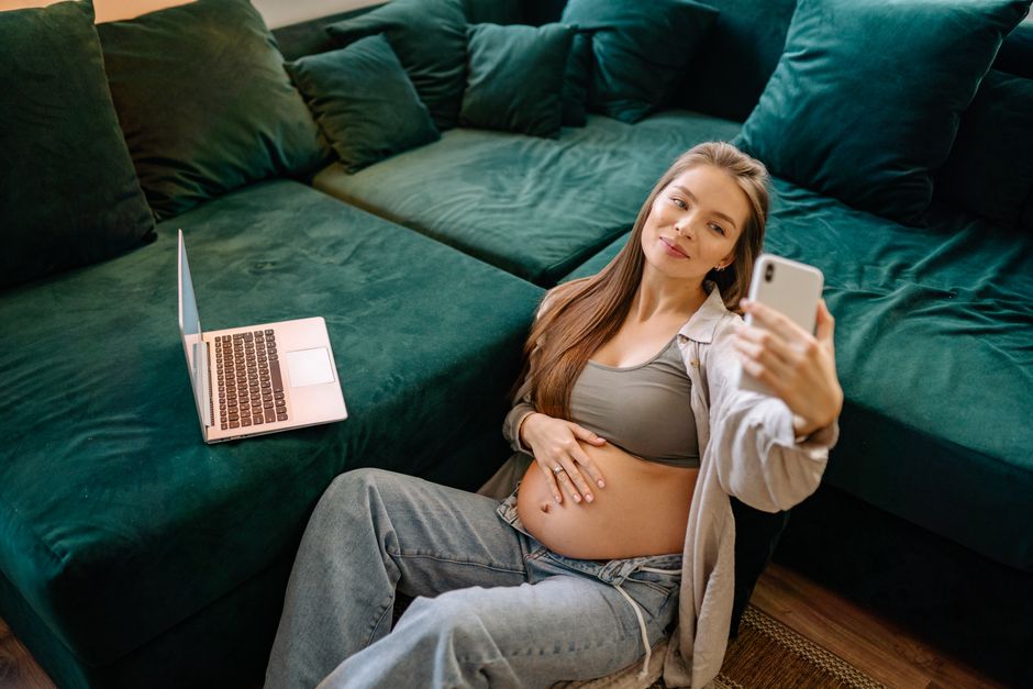 Usha Vance pregnancy — Usha Vance's pregnancy frenzy: A nuanced look at the media storm. (photo)