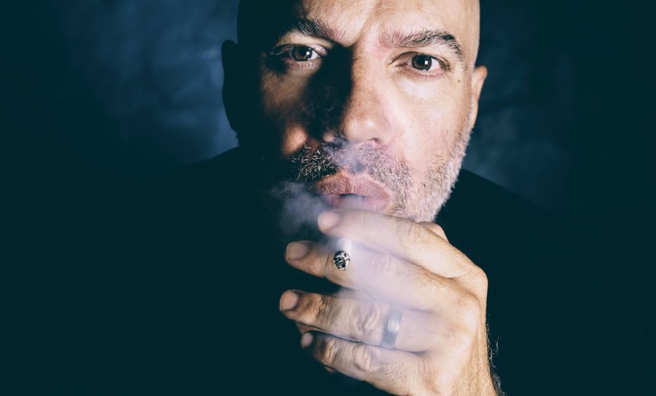 Madonna smoking trend — Madonna's Smoking Trend Raises Questions of Authenticity and Consequen (photo)