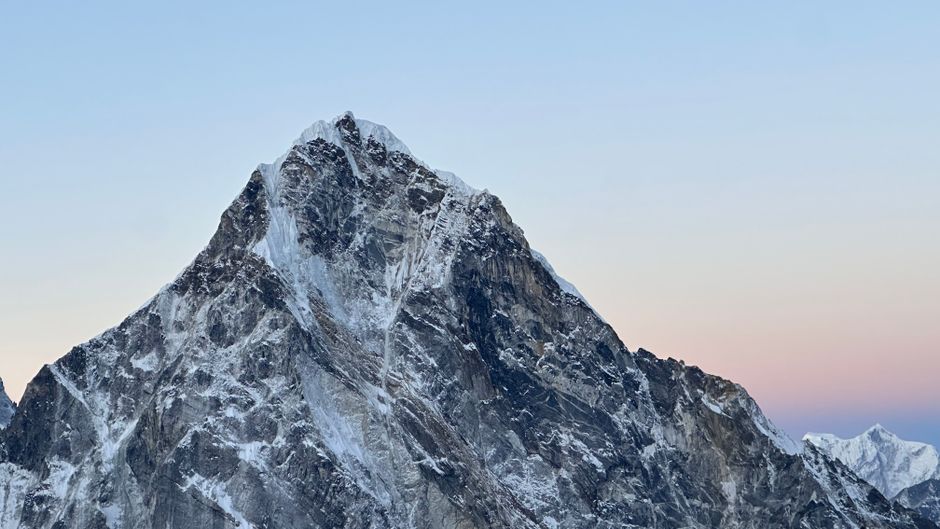 An Everest safety — An Everest Tragedy Awaits: Inexperienced Guides Spark Safety Concerns (photo)