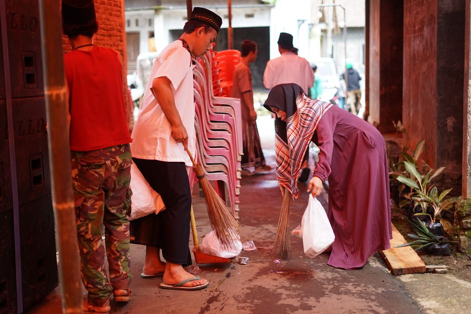 Japanese men responsibility — Japan's Clean Streets, Dirty Secrets (photo)