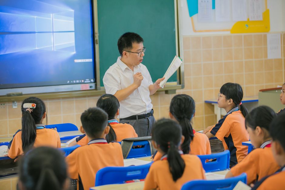 artificial intelligence in education — Educators in the Crosshairs: Can AI Replace Human Teachers? (photo)