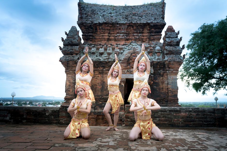 India, Artistic freedom — Dancing girl's torso restored in Indian textbook, sparking cultural de (photo)