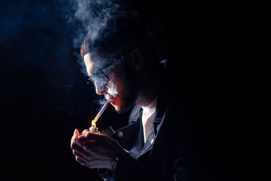 Madonna smoking trend — Madonna's Smoking Trend Raises Questions of Authenticity and Consequen (photo)