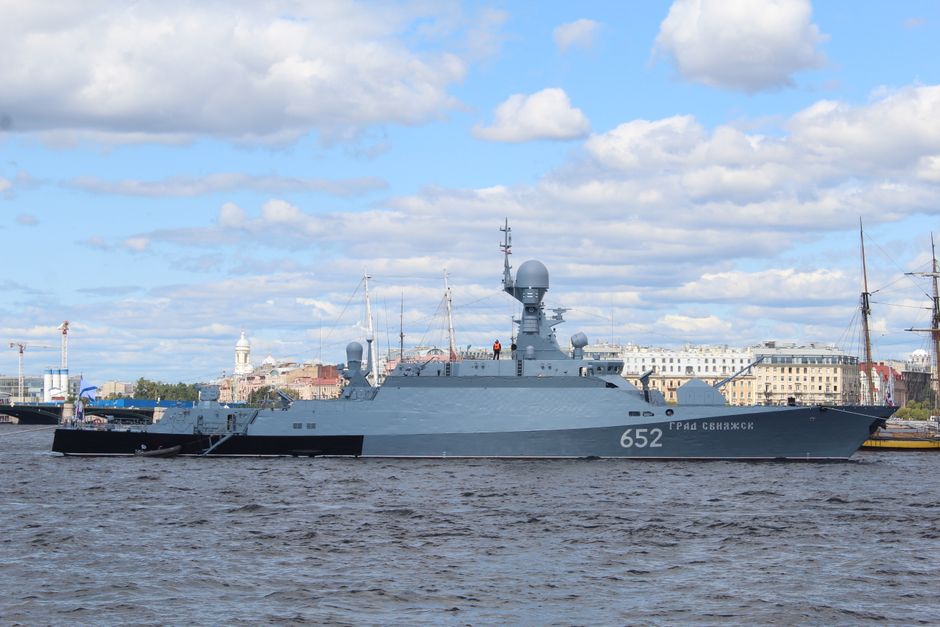 Iran — Iran Missiles Reportedly Hit Ships in Hormuz, Testing US Talks (featured)