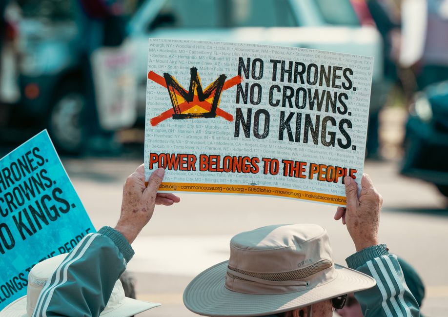 monarchy — The optics of a monarch in a pub (featured)