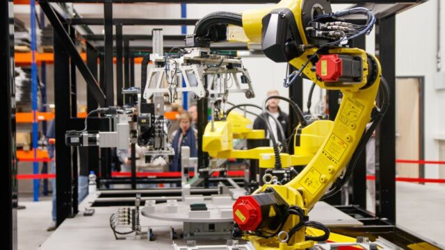 automation — As Robotics Lead the Workforce, Who Wins? Who Loses? (featured)