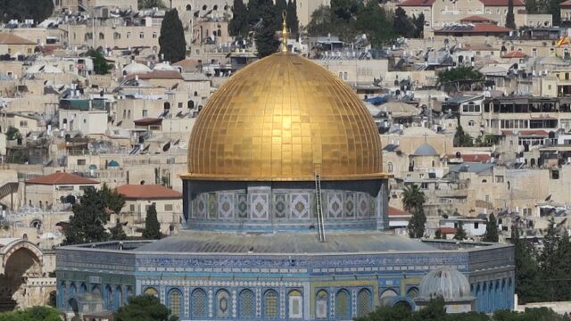 Gaza — Israeli airstrike destroys Gaza City mosque near displacement camp (featured)