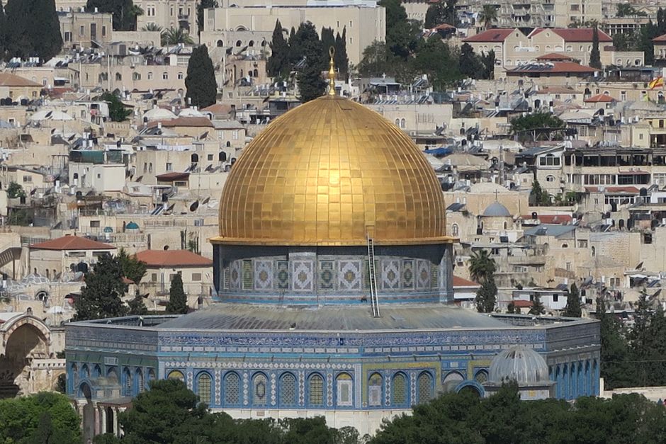 Gaza — Israeli airstrike destroys Gaza City mosque near displacement camp (featured)