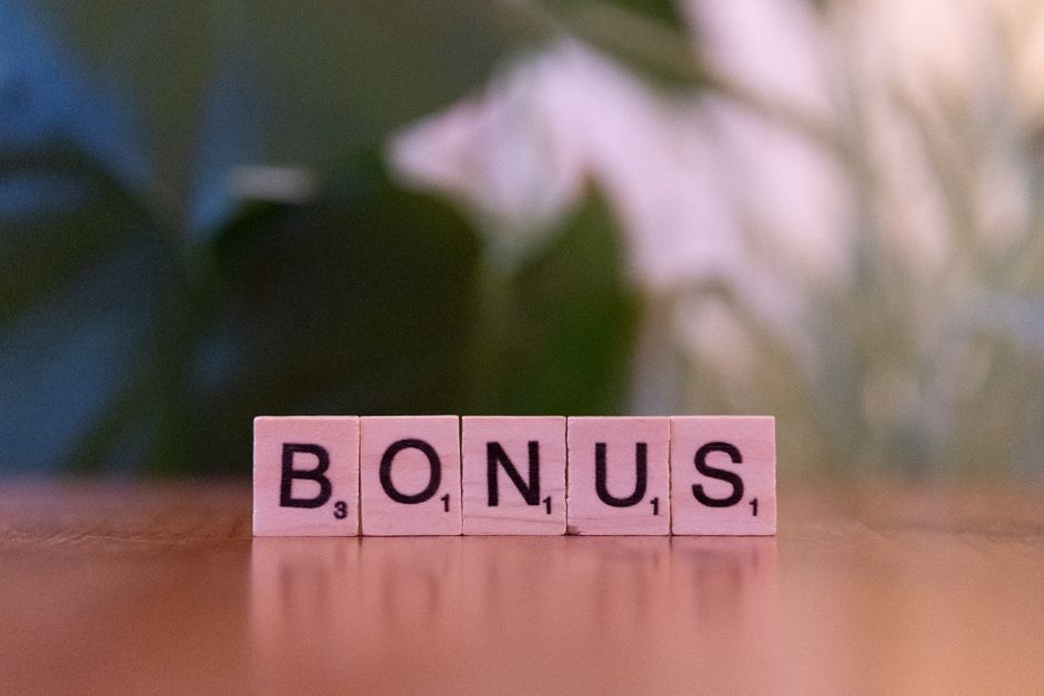 Trump — Trump Crypto Tie-Up Fueled Family Windfall, Investor Losses (featured)