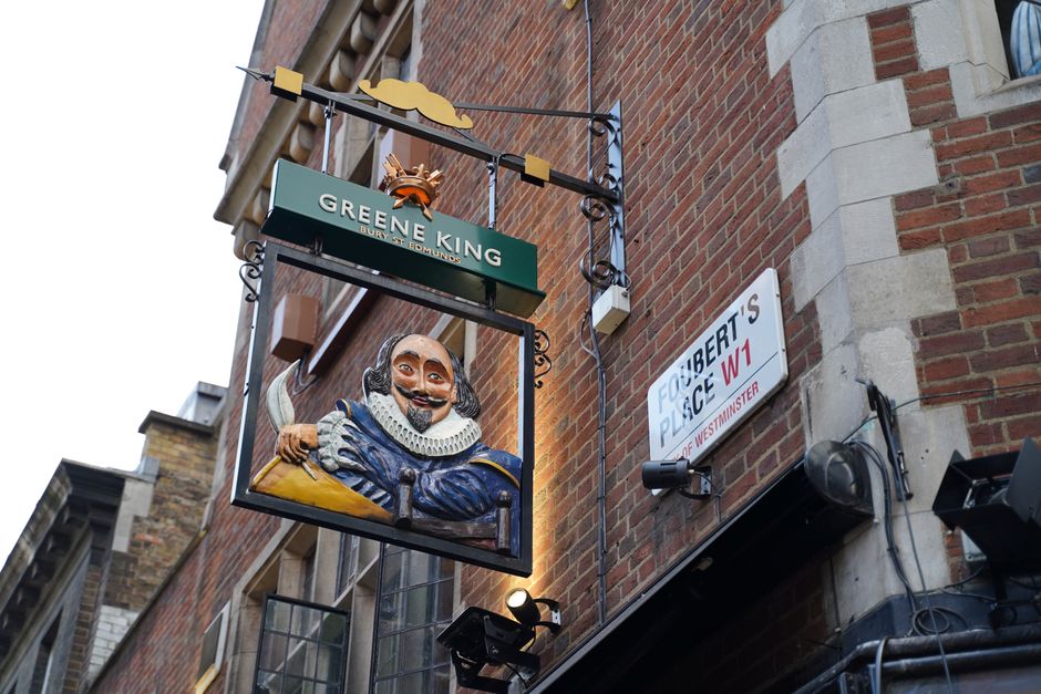 monarchy — The optics of a monarch in a pub (inline 1)