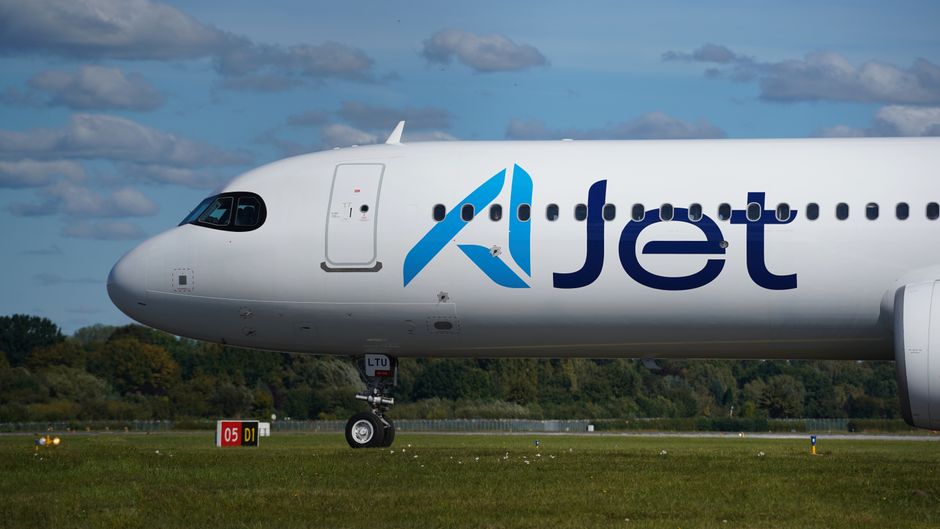 Billionaire Adani — Billionaire Adani weighs airline launch in Indian duopoly market, sour (photo)