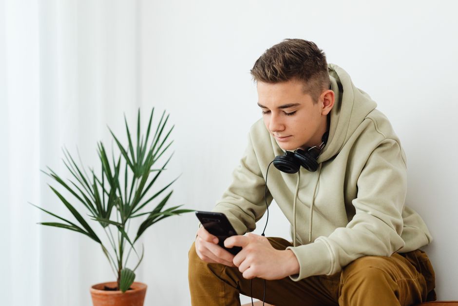 YouTube, mental health — YouTube's dark secret: How algorithms are putting UK teens at risk (photo)