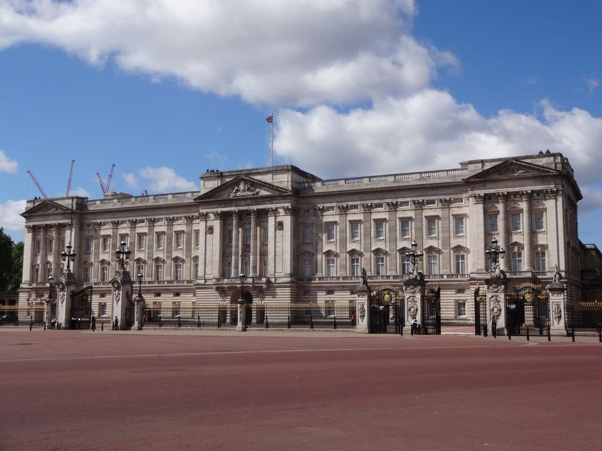 monarchy — The optics of a monarch in a pub (inline 2)