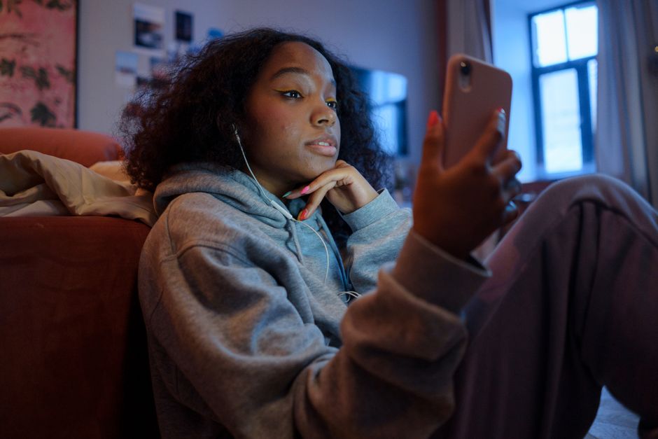 YouTube, mental health — YouTube's dark secret: How algorithms are putting UK teens at risk (photo)