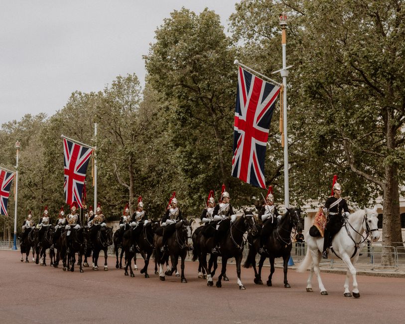 monarchy — The optics of a monarch in a pub (inline 3)