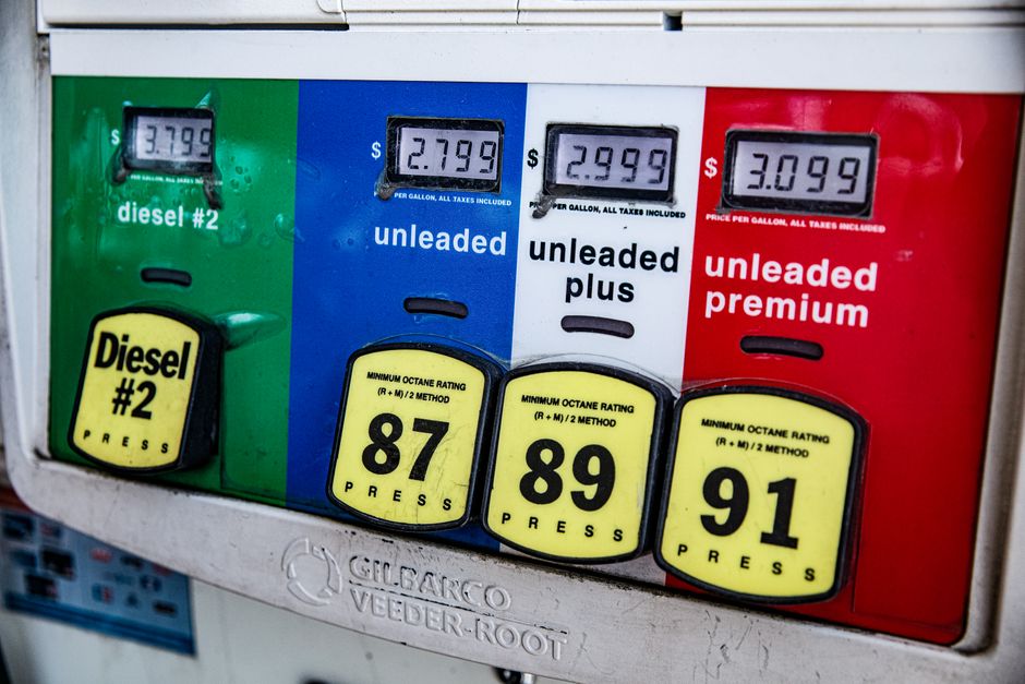 Falling — Falling oil prices help calm worries about inflation, and Wall Street (featured)