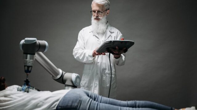 Tech Life — Are We Ready to Surrender the Scalpel to Robots? (featured)