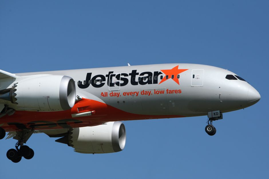 Jetstar — Jetstar introduces fees for carry-on luggage in overhead lockers (featured)