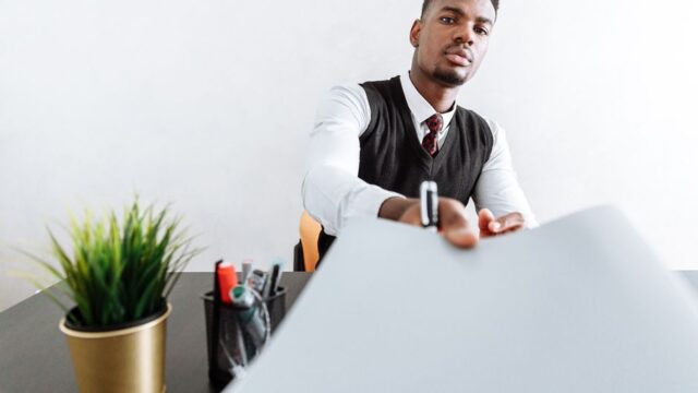 technology — US job market sends mixed signals as layoffs stay low and hiring stays (featured)