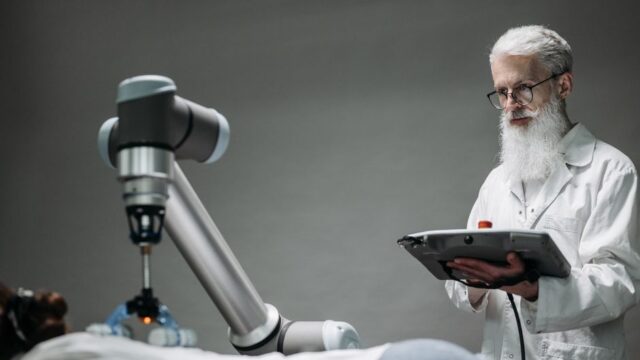 technology — Surgeons Control Robots from Afar, Revolutionizing Tech Life (featured)