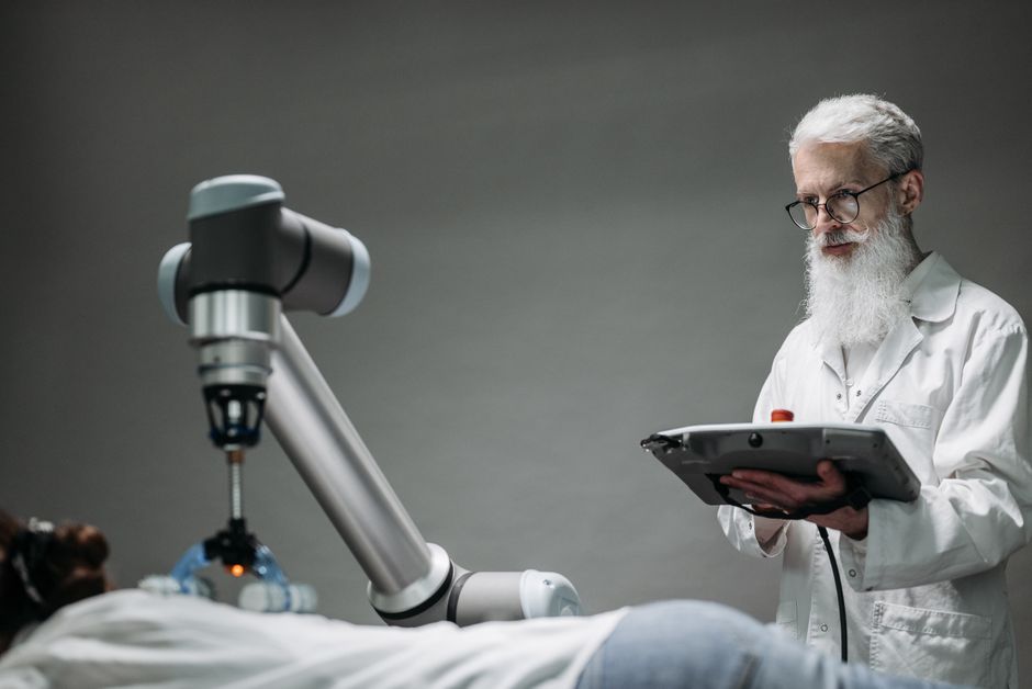 technology — Surgeons Control Robots from Afar, Revolutionizing Tech Life (featured)