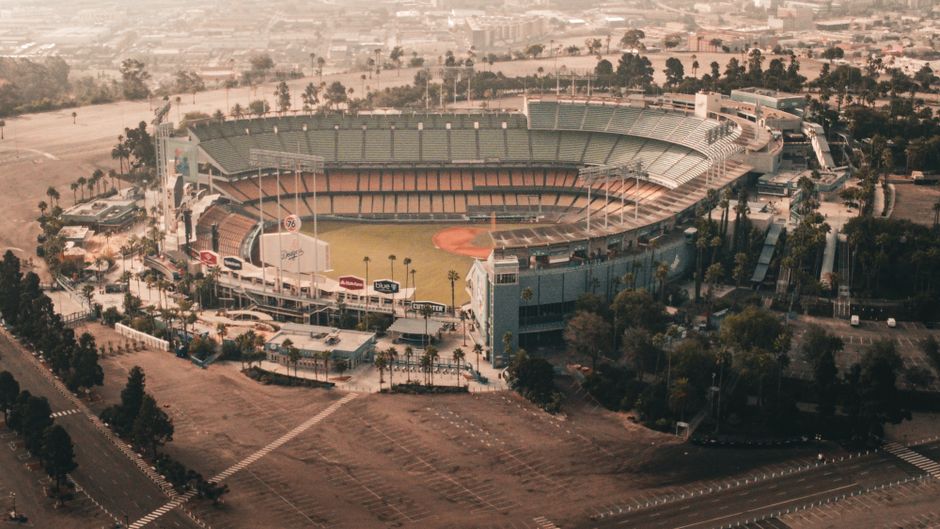 Dodgers ownership — Dodgers' Roberts dodges ownership drama with 'above our pay grades' ch (featured)