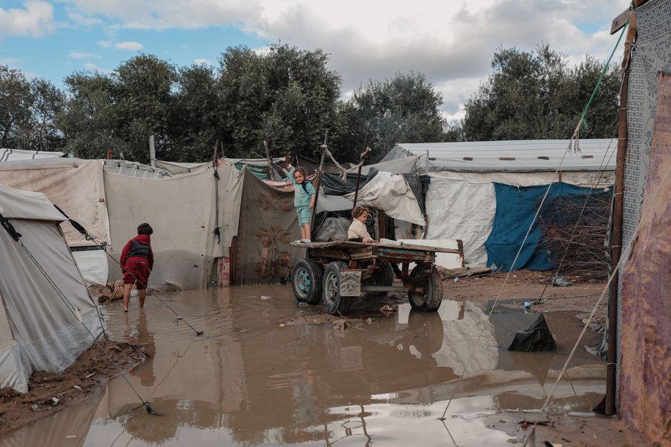 "West Bank occupation" — Israeli settlers besieging Palestinian families in West Bank village (featured)