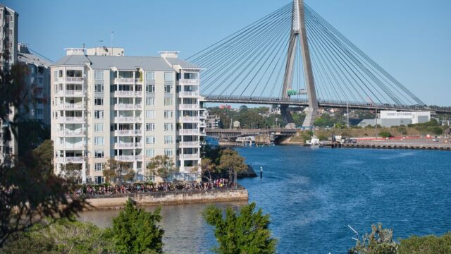 Sydney Marathon — Sydney Marathon: A German stadium on an Australian medal? (featured)