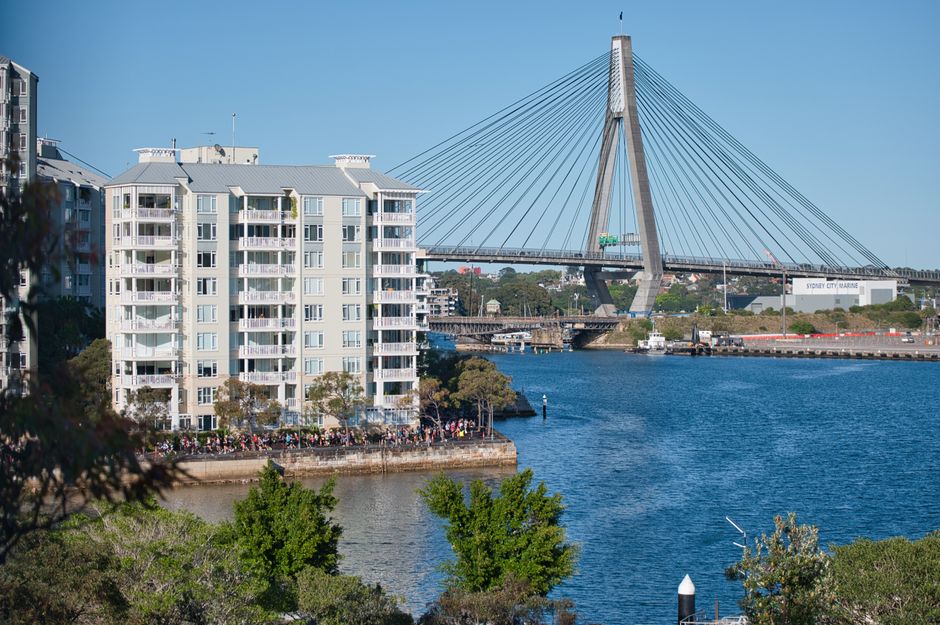 Sydney Marathon — Sydney Marathon: A German stadium on an Australian medal? (featured)