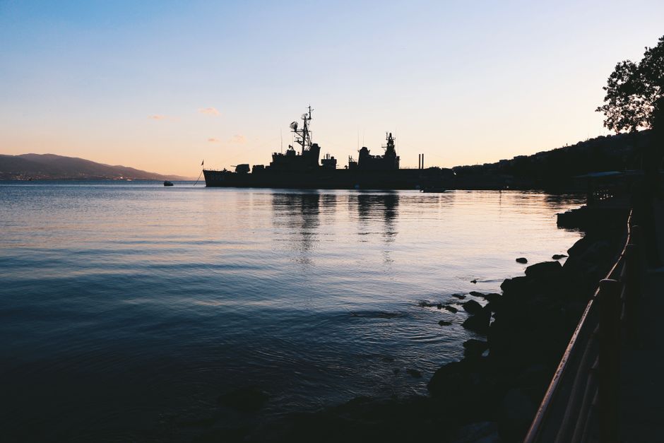 Russia-West standoff — Putin's Ship Seizure Threat Raises the Stakes in Russia-West Standoff (photo)