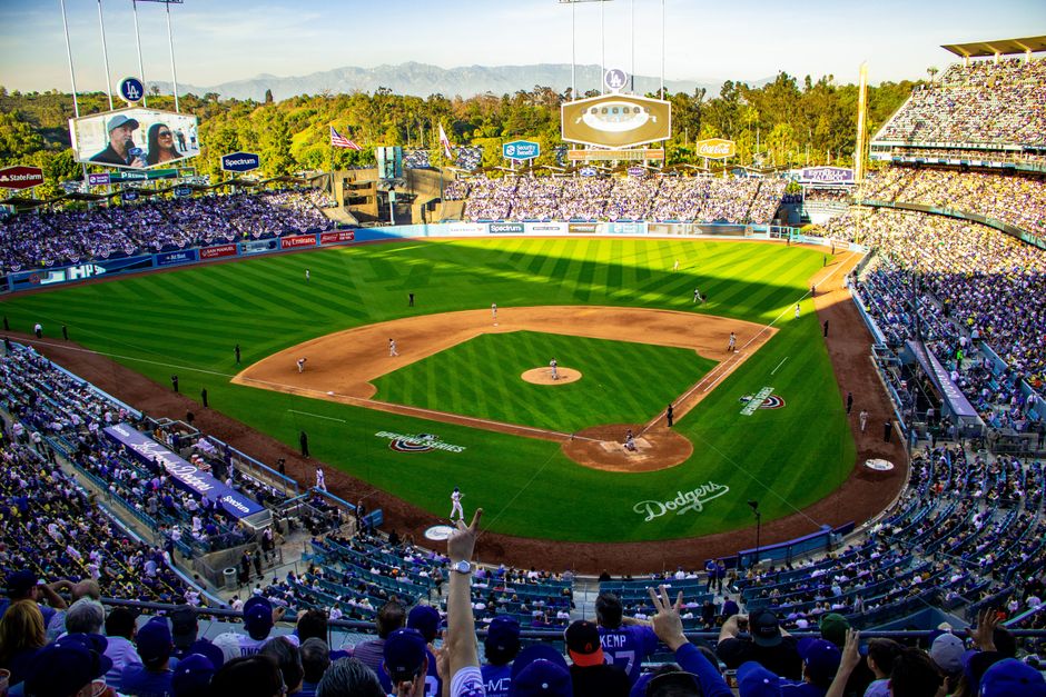 Dodgers ownership — Dodgers' Roberts dodges ownership drama with 'above our pay grades' ch (photo)