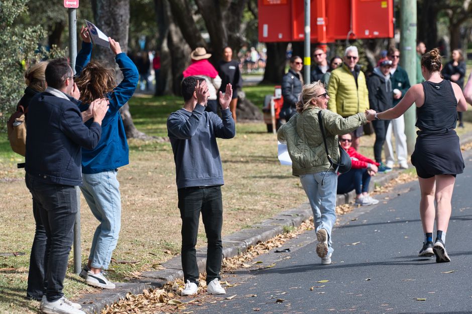 Sydney Marathon — Sydney Marathon: A German stadium on an Australian medal? (photo)