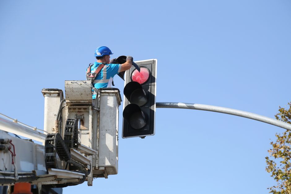 technology — US job market sends mixed signals as layoffs stay low and hiring stays (inline 2)