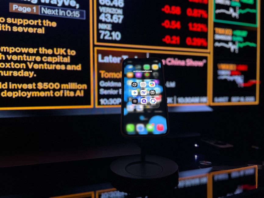 Artificial Intelligence — The AI Gold Rush: AMD vs. Alphabet, a Battle for the Future (photo)
