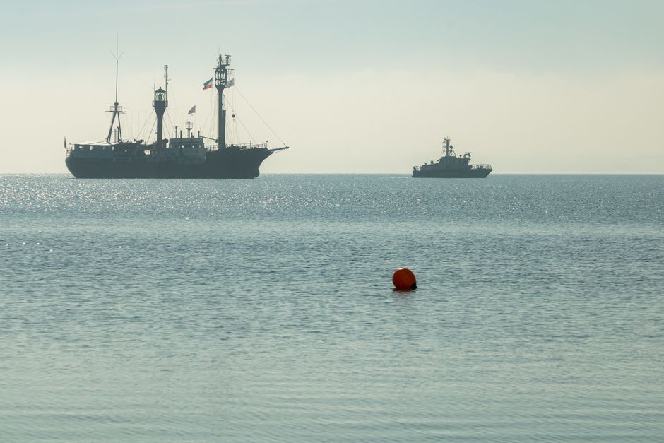 Russia-West standoff — Putin's Ship Seizure Threat Raises the Stakes in Russia-West Standoff (photo)