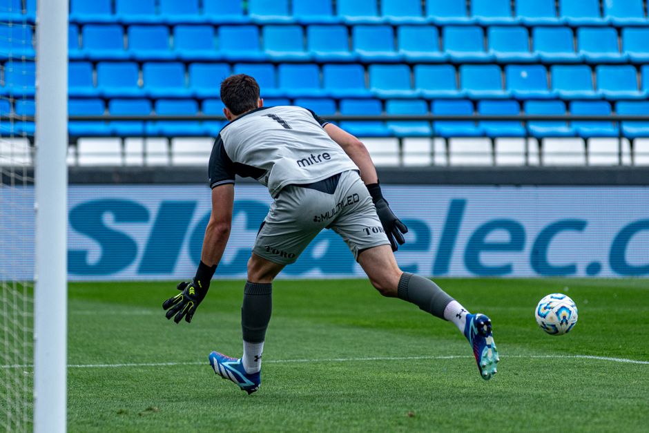 Chelsea — Chelsea's Goalkeeper Gamble: Can Martinez Break the Curse? (inline 2)