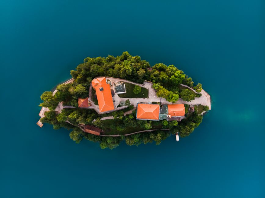 power, ultra-wealthy, billionaire bunker — Bezos and Zuckerberg's Billionaire Bunker: A Commentary on Power and P (photo)
