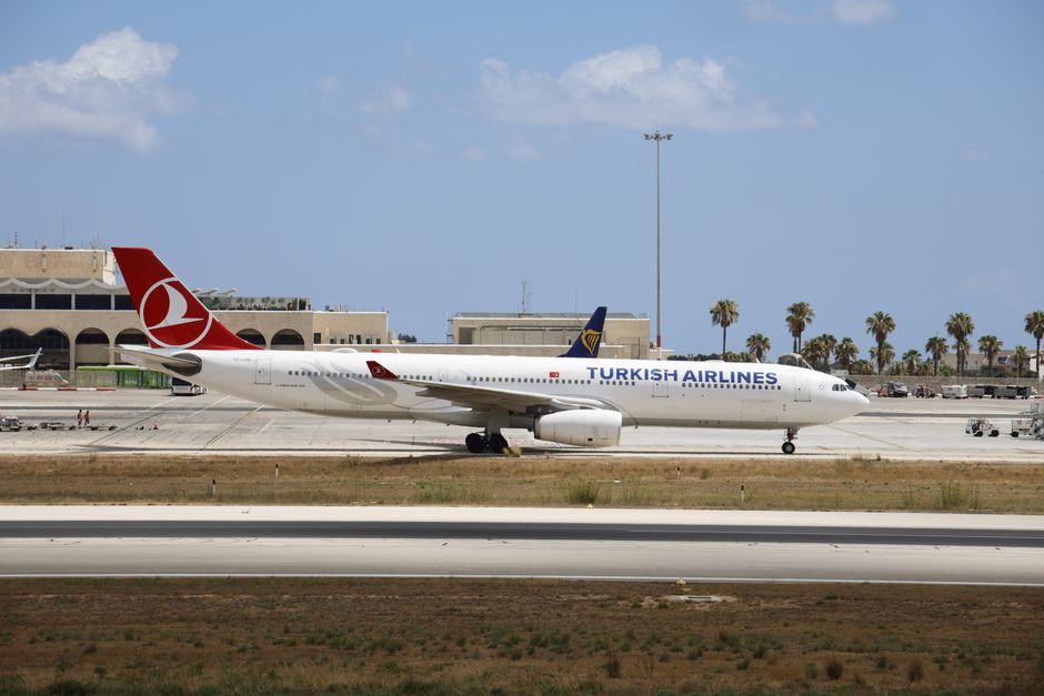 American Airlines — American Airlines cancels flights to Tel Aviv from NY's JFK Airport un (photo)