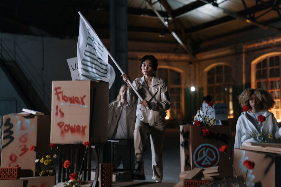 Singapore — Singapore Bans Massive Attack for Unfurling Palestinian Flag (inline 2)