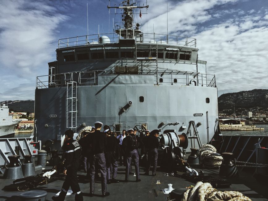 Russia-West standoff — Putin's Ship Seizure Threat Raises the Stakes in Russia-West Standoff (photo)