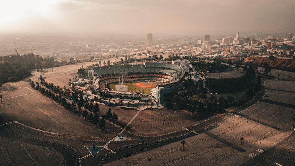 Dodgers ownership — Dodgers' Roberts dodges ownership drama with 'above our pay grades' ch (photo)