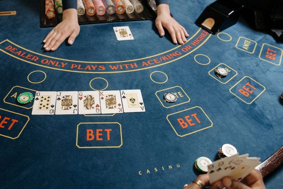 Dealers Are — Seoul Art Dealers' Bet: More Poker Face Than Payoff? (featured)
